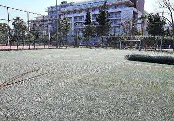 Günübirlik alandaki halı saha yenileniyor