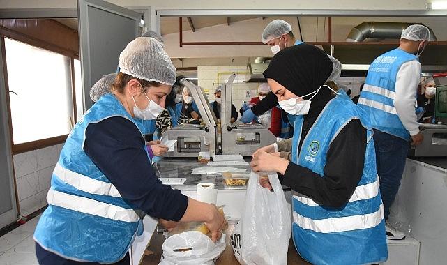 Menemen Belediyesi Aşevi'nden her gün 10 bin kişiye yemek