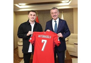 Kerem Aktürkoğlu'ndan Başkan Büyükakın'a Milli forma