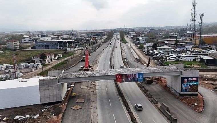 Başiskele Kavşağı'nda dev kirişler 9 saatte yerleştirildi