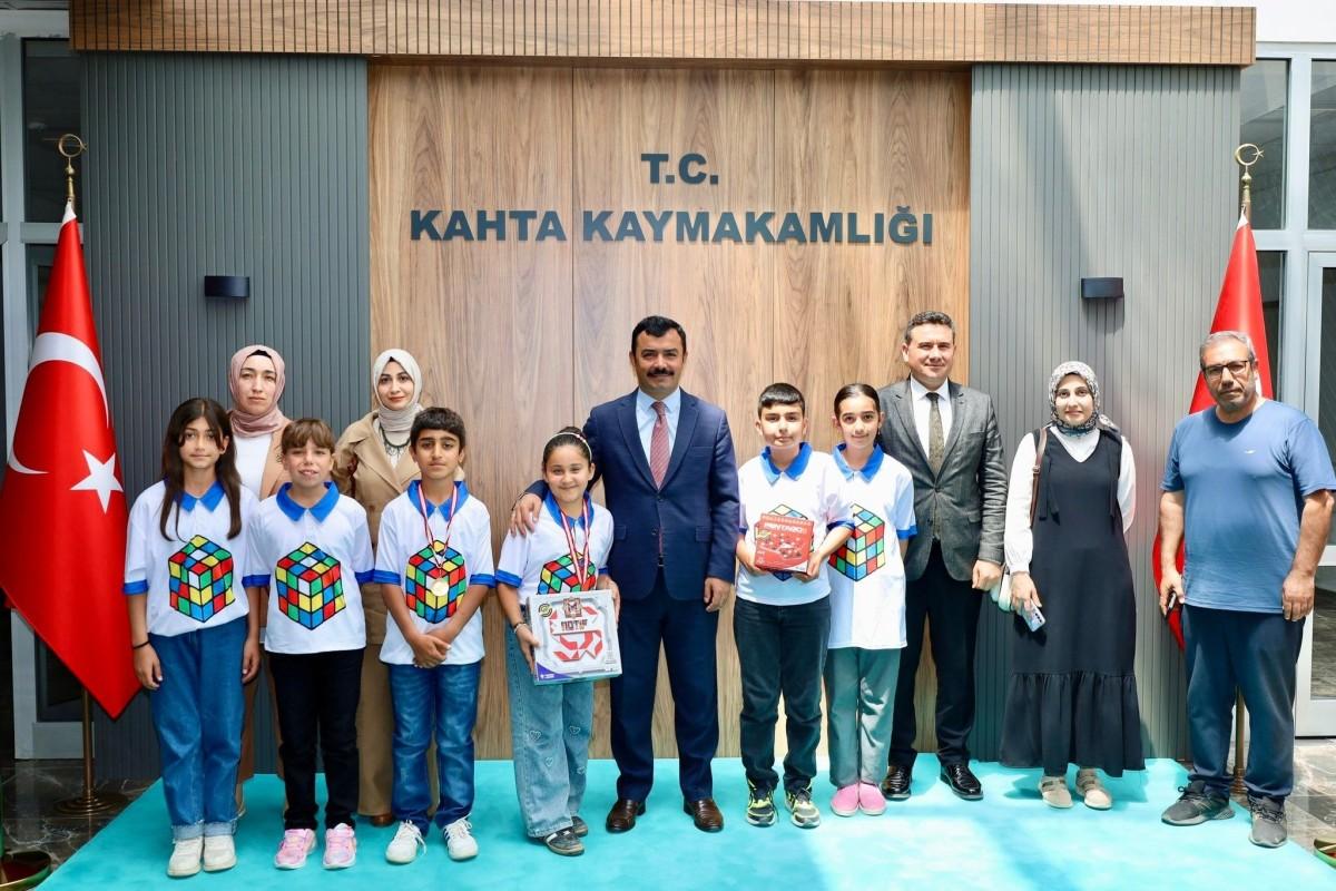 Akıl ve Zeka oyunlarında derece elde eden öğrencilerden Kaymakam Soysal’a ziyaret