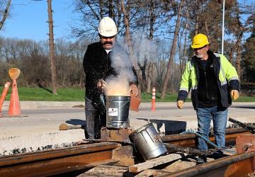 Kartepe Tramvay Hattı'nda raylar kaynak ile birleşiyor