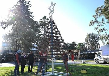 Kemer Belediyesi'nden cam atıklarından yılbaşı ağacı
