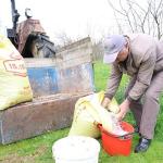 Gübreler toprakla buluşuyor, çiftçinin yüzü gülüyor