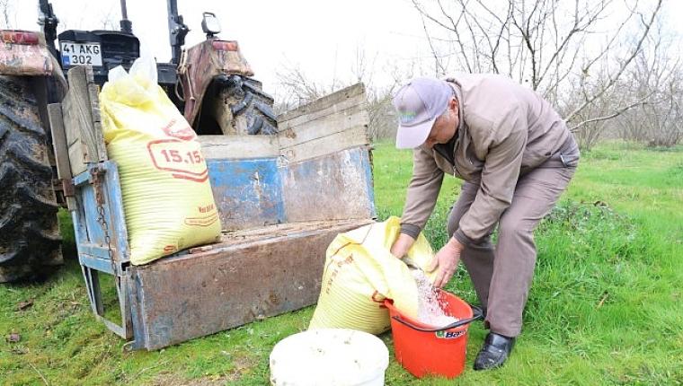 Gübreler toprakla buluşuyor, çiftçinin yüzü gülüyor