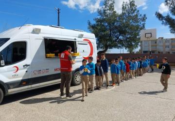 Adıyaman’da Kızılay’dan öğrencilere çorba, vatandaşlara yemek desteği