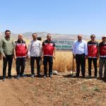 ADIYAMAN (PHA) - Fatma Didar YILDIRIM – Adıyaman Tarım ve Orman İl Müdürü Abdulkadir Akkan, beraberindeki heyetle birlikte sertifikalı tohum üretimi alanında faaliyet gösteren Metan Tarım firmasının Ar-Ge sahasında yürüt...
