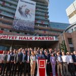 ANKARA (PHA) - Murat KAYIŞ - Cumhuriyet Halk Partisi’nin (CHP) 81 il başkanı, Ankara’da bir otelde düzenlenen toplantının ardından CHP Genel Merkezi önünde ortak bir basın açıklaması yaptı.