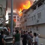 ADIYAMAN (PHA) - Adıyaman'ın Gölbaşı ilçesinde 4 katlı binanın en üst karında mangal yakarken eve sıçrayan ateş sonucu yanan ev kullanılamaz hale geldi.