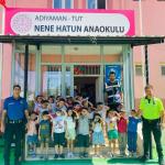 ADIYAMAN (PHA) - Adıyaman’ın Tut ilçesinde, Tut İlçe Emniyet Amirliği’ne bağlı Toplum Destekli Polislik ve Trafik Denetleme Büro Amirliği ekipleri, Tut Nene Hatun Anaokulu öğrencilerine yönelik bilgilendirme eğitimi düze...