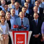 ANKARA (PHA) - Murat KAYIŞ - Cumhuriyet Halk Partisi’nin (CHP) 81 il başkanı, Ankara’da bir otelde düzenlenen toplantının ardından CHP Genel Merkezi önünde ortak bir basın açıklaması yaptı.