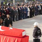 ADIYAMAN (PERRE) - Adıyaman'da geçtiğimiz Cuma günü meydana gelen trafik kazasında ağır yaralanan ve kaldırıldığı hastanede yaşamını yitiren Polis Memuru Cengiz Askar (38), düzenlenen törenle memleketi İstanbul'a uğurlan...