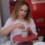 ADIYAMAN (PERRE) - Berfin GÜRBÜZ- Sibel TURAN-Öğretmenlikten çini ve seramik ustalığına uzanan yolculuğuyla dikkat çeken iş kadını ve yazar Nazan Taştan Yapıcı, deprem sonrası hobisini nasıl mesleğe dönüştürdüğünü, giriş...