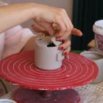 ADIYAMAN (PERRE) - Berfin GÜRBÜZ- Sibel TURAN-Öğretmenlikten çini ve seramik ustalığına uzanan yolculuğuyla dikkat çeken iş kadını ve yazar Nazan Taştan Yapıcı, deprem sonrası hobisini nasıl mesleğe dönüştürdüğünü, giriş...