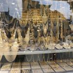 ADIYAMAN (PERRE) - Şeriban ÖZÇAKMAK-Berfin GÜRBÜZ - Adıyaman'da kuyumcu esnafı İbrahim Halil Dolma, altın fiyatlarındaki düşüşün küresel gelişmelerden kaynaklandığını belirterek, ülkelerin altınlarını satıp petrole yönel...