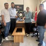 ADIYAMAN (PHA) - Öz Sağlık-İş Sendikası Adıyaman Şube Başkanı Mustafa Uğur Köse ve sendika yönetimi, Kahta Devlet Hastanesi’nin yeni yönetimine hayırlı olsun ziyaretinde bulundu.
