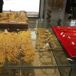 ADIYAMAN (PERRE) - Şeriban ÖZÇAKMAK-Berfin GÜRBÜZ - Adıyaman'da kuyumcu esnafı İbrahim Halil Dolma, altın fiyatlarındaki düşüşün küresel gelişmelerden kaynaklandığını belirterek, ülkelerin altınlarını satıp petrole yönel...