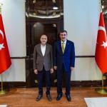 ANKARA (PHA) - HAK-İŞ Genel Başkanı Mahmut Arslan, beraberindeki heyetle birlikte Cumhurbaşkanı Yardımcısı Cevdet Yılmaz’ı makamında ziyaret etti.