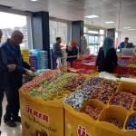 ADIYAMAN (PHA) - Adıyaman’ın Kahta ilçesinde, Kahta Belediyesi Zabıta Müdürlüğü ekipleri, Ramazan Bayramı öncesinde ilçedeki marketler, kuruyemişçiler ve tatlıcılarda kapsamlı denetimler gerçekleştiriyor.