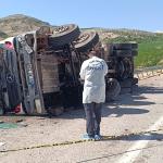 ADIYAMAN (PHA) - Mustafa TEKİN - Adıyaman’ın Besni ilçesinde sabah saatlerinde meydana gelen trafik kazasında, hafriyat kamyonunun şarampole devrilmesi sonucu sürücü Murat Sağdıç (30) hayatını kaybetti.