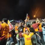 ADIYAMAN (PERRE) - Behçet ATABEK - Galatasaray'ın dün akşam Antalyaspor'u 4-2 mağlup ederek şampiyonluğunu ilan etmesinin ardından Adıyaman'da sarı-kırmızılı taraftarlar sokaklara çıktı.