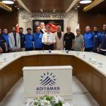 ADIYAMAN (PHA) - Adıyaman Belediye Başkanı Abdurrahman Tutdere, Türkiye İşitme Engelliler Süper Ligi A Grubu’nu namağlup şampiyon olarak tamamlayan Adıyaman Belediyesi İşitme Engelliler Futbol Takımı’nı kabul etti.