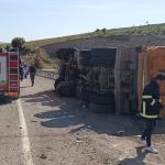 ADIYAMAN (PHA) - Mustafa TEKİN - Adıyaman’ın Besni ilçesinde sabah saatlerinde meydana gelen trafik kazasında, hafriyat kamyonunun şarampole devrilmesi sonucu sürücü Murat Sağdıç (30) hayatını kaybetti.