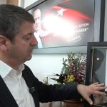 ADIYAMAN (PERRE) - (Berfin GÜRBÜZ) - Abdurrahman Tutdere, makam odasında yer alan ve 6 Şubat depremlerinin ardından enkazdan çıkarılan çeyrek altınlar ile paraların yer aldığı tabloya ilişkin değerlendirmelerde bulundu.