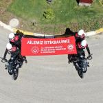 ADIYAMAN (PHA) - Adıyaman İl Emniyet Müdürlüğü ekipleri tarafından Aile Yılı temalı açtıkları pankartla çarşı merkezinde gezerek, Polis Teşkilatı'nın 180.