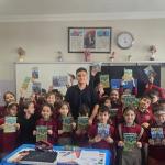 GAZİANTEP (PHA) - Murat KAYIŞ - RADEV tarafından ödüllendirilen ve “Türkiye’nin En Genç Yazarı” unvanına sahip olan Hüseyin Mirhat Coşkun, Gaziantep’te ilkokul öğrencileriyle bir araya geldi.