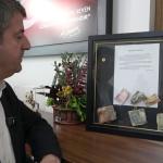 ADIYAMAN (PERRE) - (Berfin GÜRBÜZ) - Abdurrahman Tutdere, makam odasında yer alan ve 6 Şubat depremlerinin ardından enkazdan çıkarılan çeyrek altınlar ile paraların yer aldığı tabloya ilişkin değerlendirmelerde bulundu.