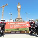 ADIYAMAN (PHA) - Adıyaman İl Emniyet Müdürlüğü ekipleri tarafından Aile Yılı temalı açtıkları pankartla çarşı merkezinde gezerek, Polis Teşkilatı'nın 180.