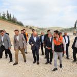 ADIYAMAN (PHA) - Adıyaman Valisi Osman Varol, Besni ilçesinde yapımı devam eden çevre yolunda incelemede bulundu.