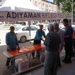 ADIYAMAN (PHA) - Gülbahar SÜNGÜ - Adıyaman Belediyesi, Kurban Bayramı'nda çevre kirliliğini önlemek ve temizlik hizmetlerini kolaylaştırmak amacıyla vatandaşlara ücretsiz kurban atık poşeti dağıttı.