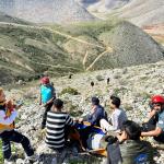 ADIYAMAN (PERRE) - Şeriban ÖZÇAKMAK - Adıyaman'ın Çelikhan ilçesinde kayalıklardan düşerek yaralanan 30 yaşındaki Emrah Aslan, ekiplerin zorlu müdahalesi sonrası askeri helikopterle hastaneye sevk edildi.