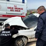 ADIYAMAN (PERRE) - Sibel TURAN- Adıyaman'ın Besni ilçesinde iki otomobilin çarpışması sonucu meydana gelen kazada 6 kişi yaralandı.
