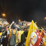 ADIYAMAN (PERRE) - Behçet ATABEK - Galatasaray'ın dün akşam Antalyaspor'u 4-2 mağlup ederek şampiyonluğunu ilan etmesinin ardından Adıyaman'da sarı-kırmızılı taraftarlar sokaklara çıktı.
