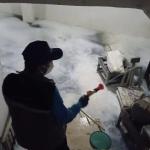 ADIYAMAN (PERRE) - Şeriban ÖZÇAKMAK - Adıyaman Belediyesi ekipleri, larva ve haşere üremesini önlemek amacıyla kent genelinde su birikintileri ve riskli alanlarda düzenli ilaçlama yapmaya devam ediyor.