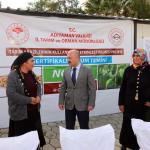 ADIYAMAN (PERRE) - Şeriban ÖZÇAKMAK - Adıyaman'da "Nohut Üretiminin Geliştirilmesi Projesi" kapsamında il genelinde 666,5 ton sertifikalı nohut tohumu ile 250 adet otomatik yemlik makinesi üreticilere teslim edildi.