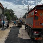 ADIYAMAN (PHA) - Fatma Didar YILDIRIM– Adıyaman Belediyesi Fen İşleri Müdürlüğü ekipleri, altyapı çalışmaları tamamlanan bölgelerde asfalt serim faaliyetlerini sürdürürken, kentin dört bir yanında eş zamanlı olarak yama...