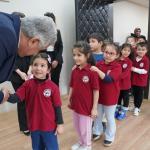 ADIYAMAN (PHA) - Mustafa KAMIŞ – Kahta Belediye Başkanı Mehmet Can Hallaç, Zini-Abdullah Aslan Anaokulu’nun minik öğrencilerini belediye binasında ağırladı.