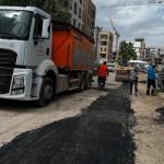 ADIYAMAN (PHA) - Fatma Didar YILDIRIM– Adıyaman Belediyesi Fen İşleri Müdürlüğü ekipleri, altyapı çalışmaları tamamlanan bölgelerde asfalt serim faaliyetlerini sürdürürken, kentin dört bir yanında eş zamanlı olarak yama...