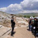 ADIYAMAN (PHA) - Adıyaman Üniversitesi Arkeoloji Topluluğu, ÜNİDES Programı kapsamında yürütülen “Geçmişin İzinde: Arkeoloji ve Kültürel Miras Eğitimi” projesi kapsamında Şehit Abdurrahman Doğan Ortaokulu öğrencilerine y...