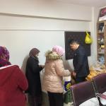 GAZİANTEP (PERRE) - Yasin ŞAHİN - Gaziantep'in Şahinbey ilçesi Kılınçoğlu Mahallesi'nde, Besnili Muhtar İrfan Şahin öncülüğünde hayırseverlerin katkılarıyla her gün 300 adet sıcak ekmek ihtiyaç sahibi ailelere ulaştırılı...