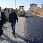 ADIYAMAN (PERRE) - Şeriban ÖZÇAKMAK - Adıyaman Belediyesi, Sinop Belediyesi'nin gönderdiği sathi kaplama aracıyla Altınşehir bölgesindeki yol yenileme çalışmalarını hızlandırdı.