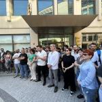 İSTANBUL (PHA) - Rojin SÜNGÜ - Kültür Radyo Televizyon (KRT) çalışanları, üç aydır maaş ve yemek ücretlerinin ödenmemesi nedeniyle iş bırakarak nöbet eylemine başladı.