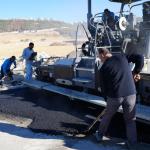 ADIYAMAN (PERRE) - Şeriban ÖZÇAKMAK - Adıyaman Belediyesi Fen İşleri Müdürlüğü ekipleri, Esentepe Mahallesi ile Narlıkuyu ve İndere bağlantı yollarında asfalt serim çalışmalarını yoğun şekilde sürdürüyor.