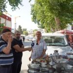ADIYAMAN (PHA) - Musa GÜRBÜZ – Adıyaman’da halk arasında “parçacı pazarı” ya da “demirci pazarı” olarak bilinen bölgede, el arabasında eski bakır eşyalar satan Abdülkadir İzci, nostaljik ürünlerle zamana direnen gelenekl...