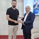 ADIYAMAN (PERRE) - Sibel TURAN- Gazeteci, şair ve yazar Hüseyin Turhal, Adıyaman'ın manevi dünyasına ışık tutan yeni eseri "Ape Aziz Dede" için düzenlenen imza gününde adeta sevgi seliyle karşılaştı.