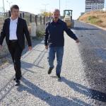 ADIYAMAN (PERRE) - Şeriban ÖZÇAKMAK - Adıyaman Belediyesi, Sinop Belediyesi'nin gönderdiği sathi kaplama aracıyla Altınşehir bölgesindeki yol yenileme çalışmalarını hızlandırdı.